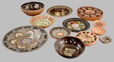 Banános doboznyi népi kerámia tárgy, közte nagyobb méretű falitálakkal