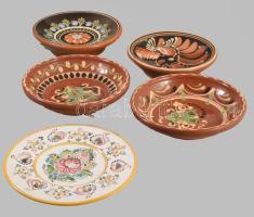 Banános doboznyi népi kerámia tárgy, közte nagyobb méretű falitálakkal