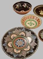 Banános doboznyi népi kerámia tárgy, közte nagyobb méretű falitálakkal