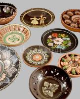 Banános doboznyi népi kerámia tárgy, közte nagyobb méretű falitálakkal