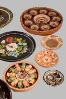 Banános doboznyi népi kerámia tárgy, közte nagyobb méretű falitálakkal