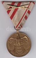1914-1918 Osztrák első világháborús katonai emlékérem keresztbe tett karddal, sassal, szalaggal T:2