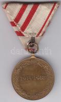1914-1918 Osztrák első világháborús katonai emlékérem keresztbe tett karddal, sassal, szalaggal T:2