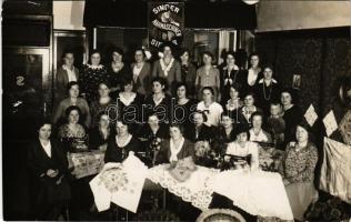 Wiener Neustadt, Bécsújhely; Singer Nähmaschinen Akt. Ges. Bahngasse 7. / ladies with Singer sewing ...
