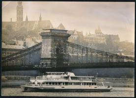 "Hunyadi" 700 személyes dunai motoros hajó, háttérben a Lánchíd, Budai Vár, retusált fotó, felületén törésnyomok, 13×18 cm