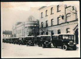 cca 1930 Budapest, Vígszínház és Boráros tér között közlekedő autóbuszok, sérült fotó, későbbi előhívás, 13×18 cm