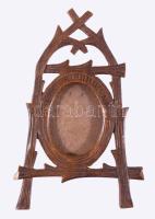 Faragott kis fa asztali képkeret, m: 12 cm