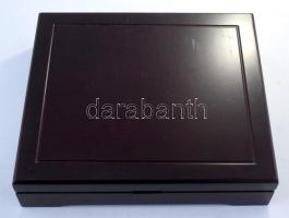 Mahagóni fa érmetartó kazetta bársonybéléssel, 1db beépített + 2db kivehető tálcával, összesen 24db ...