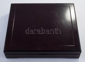 Mahagóni fa érmetartó kazetta bársonybéléssel, 1db beépített + 2db kivehető tálcával, összesen 24db ...