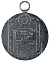 1933. Ezüstözött bronz díjérem, hátoldalán "Diósgyőr bajnoka 933" gravírozással, füllel. S...
