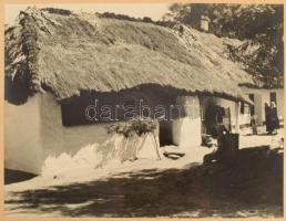 1939 Tarjánné Dvihally Anna (1907-1982): "Régi zalai ház", fotó kartonon, "B. S. E. Fotokiállítás 1939" címkével, a hátoldalon feliratozva, foltos, kopott kartonnal, 22x29 cm, karton: 42x47 cm