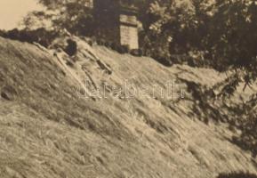 1939 Tarjánné Dvihally Anna (1907-1982): "Régi zalai ház", fotó kartonon, "B. S. E. F...