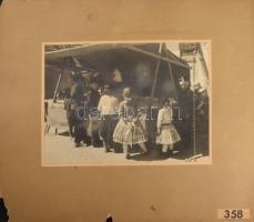 1939 Tarjánné Dvihally Anna (1907-1982): "Bucsuban", fotó kartonon, "B. S. E. Fotokiá...