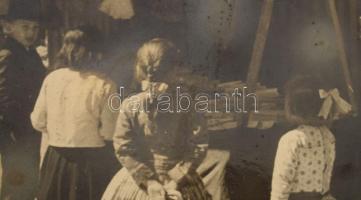 1939 Tarjánné Dvihally Anna (1907-1982): "Bucsuban", fotó kartonon, "B. S. E. Fotokiá...