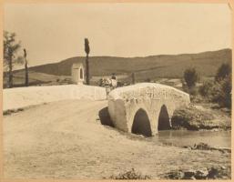 1939 Tarjánné Dvihally Anna (1907-1982): "Hegyesdi híd", fotó kartonon, "B. S. E. Fotokiállítás 1939" címkével, a hátoldalon feliratozva, foltos, sérült, részben hiányos kartonnal, a fotó felületén karcolásokkal, az egyik felső sarkán kis sérüléssel, 21x30 cm, karton: 42x47 cm