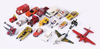 Doboznyi fém játékautó, vegyes állapotban, közte ritkább darabokkal.