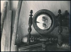 1975 Szabó Miklós jelzés nélküli vintage fotóművészeti alkotása, ezüst zselatinos fotópapíron, kartonra felragasztva (Törött tükör), 17,5x23,8 cm