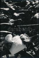 1968 Horváth Lajos "Bevásárlás" című, feliratozott, vintage fotóművészeti alkotása, ezüst zselatinos fotópapíron, 24x16,2 cm