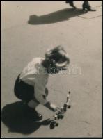 cca 1935 Gaál Margit: Játék a téren, jelzés nélküli vintage fotó a szerző hagyatékából, 23x17 cm