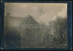 cca 1915 I. világháborús fotó, gyújtógránát által lángba borított háznál tüzet oltó katonák, a hátoldalon feliratozva, "K. u. k. Hauptfeldpostamt 117" bélyegzéssel, 9x13 cm