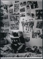 cca 1966 Egy tinédzser szobája a Beatles-mánia idejéből, 1 db modern nagyítás, jelzés nélkül, 21x15 cm