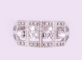 Ezüst (Ag) gyűrű kövekkel díszítve, jelzett, méret: 52, bruttó: 3,8 g