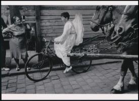 cca 1960 Josef Koudelka (1938) cseh - francia fotóriporter felvétele (Az angyal kerékpáron érkezik), 1 db modern nagyítás, jelzés nélkül, 15x21 cm