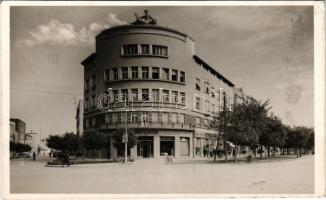 1942 Újvidék, Novi Sad; Horthy Miklós sugárút, gyógyszertár, kerékpár. Urbán Ignác és fia kiadása / street, pharmacy (tűnyomok / pinmarks)