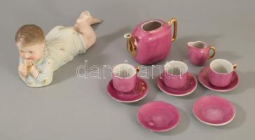 Fekvő gyermek porcelán figura, sérült, javított, h: 20 cm + hiányos gyermekjáték porcelán készlet