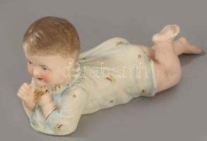 Fekvő gyermek porcelán figura, sérült, javított, h: 20 cm + hiányos gyermekjáték porcelán készlet