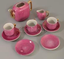 Fekvő gyermek porcelán figura, sérült, javított, h: 20 cm + hiányos gyermekjáték porcelán készlet