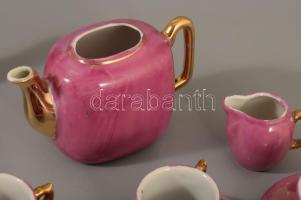 Fekvő gyermek porcelán figura, sérült, javított, h: 20 cm + hiányos gyermekjáték porcelán készlet