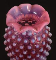 cca 1950 Frenton Cranberry opalescent bütykös díszítésű üveg váza, jelzés nélkül, hibátlan, m: 9,5 c...