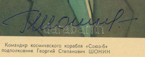 Georgij Sonyin (1935-1997) szovjet űrhajós aláírása őt ábrázoló lapon / Signature of Georgiy Shonin (1935-1997) Soviet astronaut on postcard