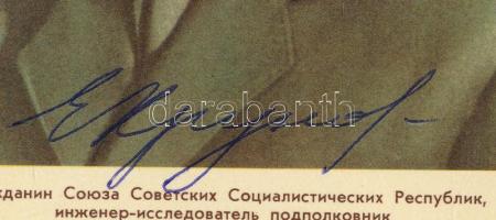 Jevgenyij Hrunov (1933-2000) szovjet űrhajós aláírása képeslapon / Signature of Evgeniy Hrunov (1933-2000) Soviet astronaut on postcard