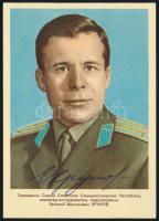 Jevgenyij Hrunov (1933-2000) szovjet űrhajós aláírása képeslapon / Signature of Evgeniy Hrunov (1933...
