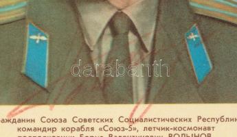 Borisz Volinov (1934- ) szovjet űrhajós aláírása képeslapon / Signature of Boris Volinov (1934- ) and Soviet astronaut on postcard