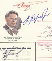 Alekszandr Szerebrov (1944-2013), Vlagyimir Tyitov (1947- ) és Gennagyij Sztrekalov (1940-2004) szovjet űrhajósok aláírásai emlékborítékon / Signatures of Aleksandr Serebrov (1944-2013), Vladimir Titov (1947- ) and Gennadiy Strekalov (1940-2004) Soviet astronauts on envelope