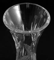 Ólomkristály talpas váza, csiszolt levélmintával. Jelzés nélkül, hibátlan, m: 31,5 cm