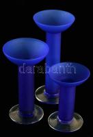 Három részes desginer üveg gyertyatartó szett, anyagában kéken színezett savmaratott üveg, hibátlan, m: 21 cm