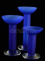 Három részes desginer üveg gyertyatartó szett, anyagában kéken színezett savmaratott üveg, hibátlan,...
