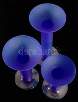 Három részes desginer üveg gyertyatartó szett, anyagában kéken színezett savmaratott üveg, hibátlan,...