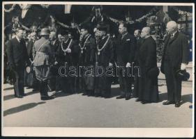 cca 1937 Szeged, ünnepség a Ferenc József Tudományegyetemen, Erdélyi László Gyula rektor kezet fog egy katonai vezetővel, körülöttük más magas rangú személyekkel. Nagyméretű fotó, szélén apró sérüléssel, 17x24 cm