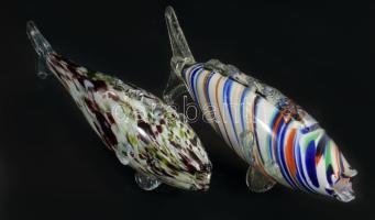 2 darab anyagában multicolor színezésű üveghal, kézzel készült, egyik farkán kis lepattanással, h: 26-29 cm