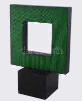 Hajdú László (1938-): Párbeszéd a négyzettel IV, 2012. Akril, fa. Jelzett az alján. Reprodukálva a művész honlapján: https://hajdulaszlo.berta.me/korszakok/plasztikak/. Kiállítva: Hajdú László. Helyzetek és Érzetek. 2015, MűvészetMalom, Szentendre, egyéni kiállítás. m: 28,5 cm.