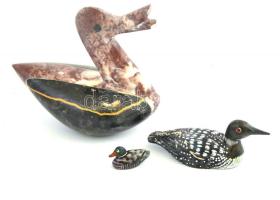 Össz. 3 db madár dísztárgy: Kő, m: 12,5, h: 13 cm. 2 db fa, h. 11,5 és 3,5 cm