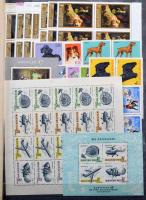 Hatalmas magyar tétel, főleg modern anyag a 90-es évekig egy kevés régivel 11 db A/4 és nagy + 2 db ...