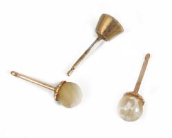 3 darab arany (Au) fülbevaló, ráhúzók nélkül, jelzés nélkül, 14k, kő és gyöngy berakással, bruttó 1,27g