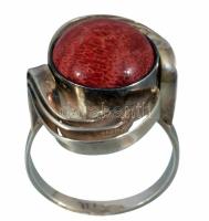 Ezüst (Ag) gyűrű, piros kő berakással. Jelzett, 2004 utáni magyar fémjel, 925 ezrelékes ezüst, m. 51, bruttó 4,5g