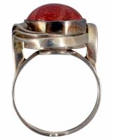 Ezüst (Ag) gyűrű, piros kő berakással. Jelzett, 2004 utáni magyar fémjel, 925 ezrelékes ezüst, m. 51...